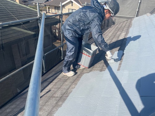現在赤磐市の客様宅屋根の下塗り中　～下塗りの目的とは～