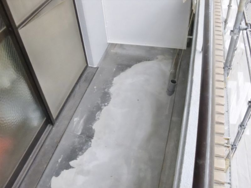 ベランダ防水が劣化する原因｜よくある症状と補修のタイミング