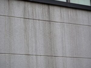 外壁の雨筋汚れ様子