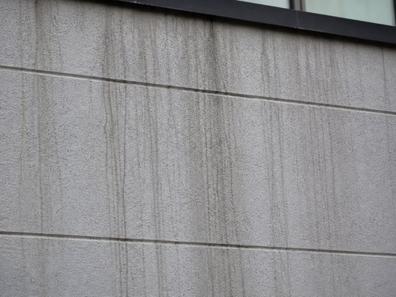 外壁の「雨だれ汚れ」を寄せ付けない！外壁塗装で予防する方法と自分でできるお手入れのコツ