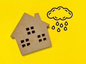 家の模型と雨雲のイラスト