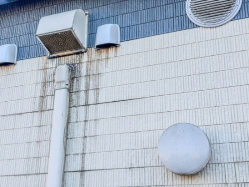 外壁の雨だれ汚れは落とせる？原因と対策・外壁塗装の判断ポイント｜岡山市